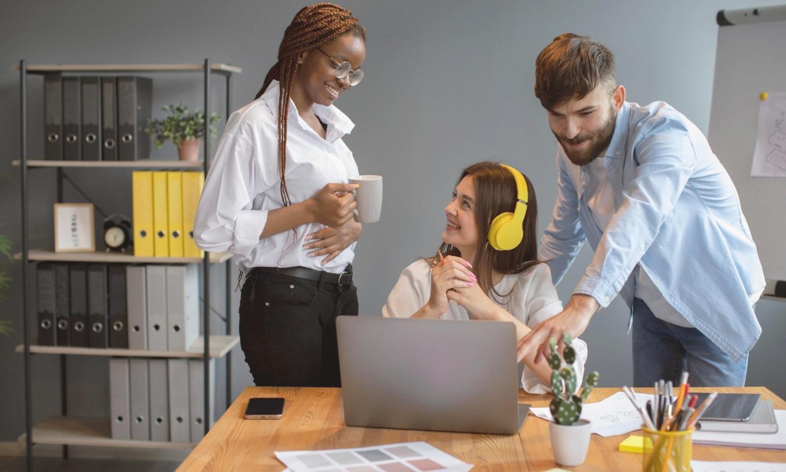 Estudiantes aprendiendo conceptos financieros